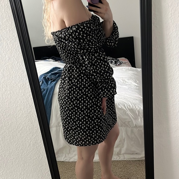 SOLD! AUW floral ruffled sleeves off the shoulder dress - Picture 15 of 16